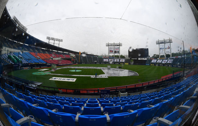 ] 9일 오후 서울 잠실야구장에서 ‘2020 신한은행 SOL KBO리그’ 두산 베어스와 KT 위즈의 경기가 열릴 예정인 가운데 부슬비가 내리고 있다. /jpnews@osen.co.kr