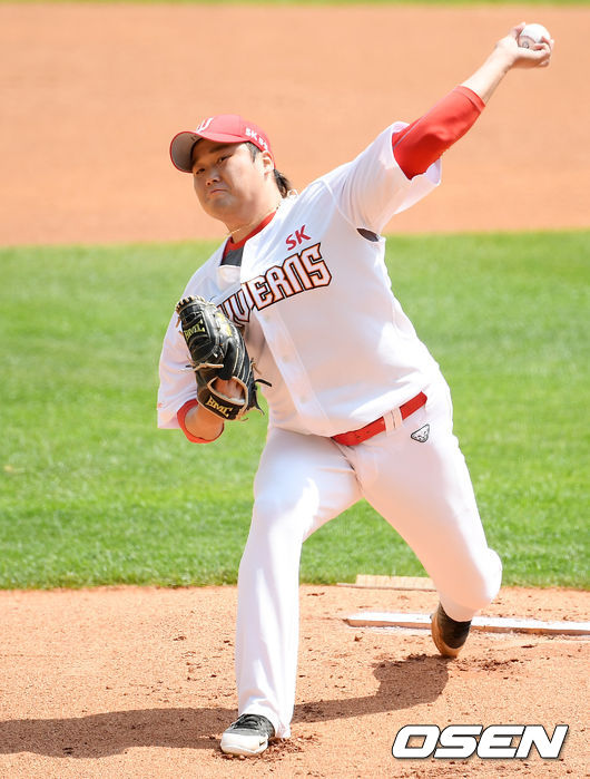 SK 선발 김태훈이 마운드 위에서 힘차게 공을 뿌리고 있다./rumi@osen.co.kr