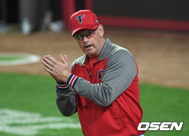 KIA는 7일 광주-기아 챔피언스필드에서 열린 '2020 신한은행 SOL KBO리그' 키움 히어로즈와의 경기에서 8회 백용환의 동점홈런, 최형우의 역전적시타, 터커의 쐐기 3점홈런을 앞세워 8-5로 역전승을 따냈다. 윌리엄스 감독은 2패후 KBO리그 승리를 따냈다.KIA 윌리엄스 감독이 선수단에게 박수를 보내고 있다. /youngrae@osen.co.kr