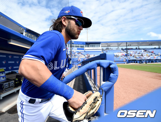 토론토 보 비셋이 그라운드로 나서고 있다. / dreamer@osen.co.kr