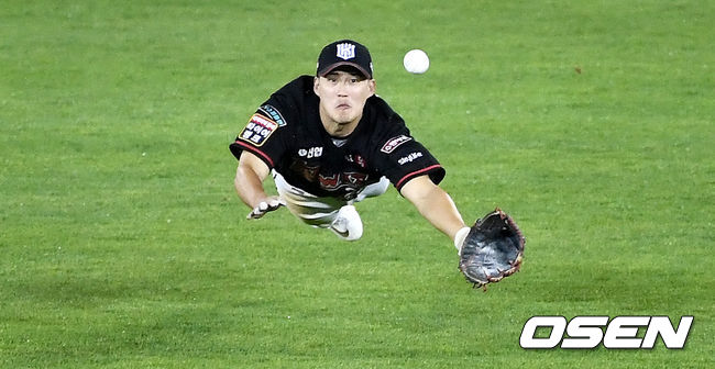 6회초 2가 2, 3루 상황 두산 허경민의 타구를 KT 중견수 배정대가 몸을 날리며 잡아내고 있다. / dreamer@osen.co.kr