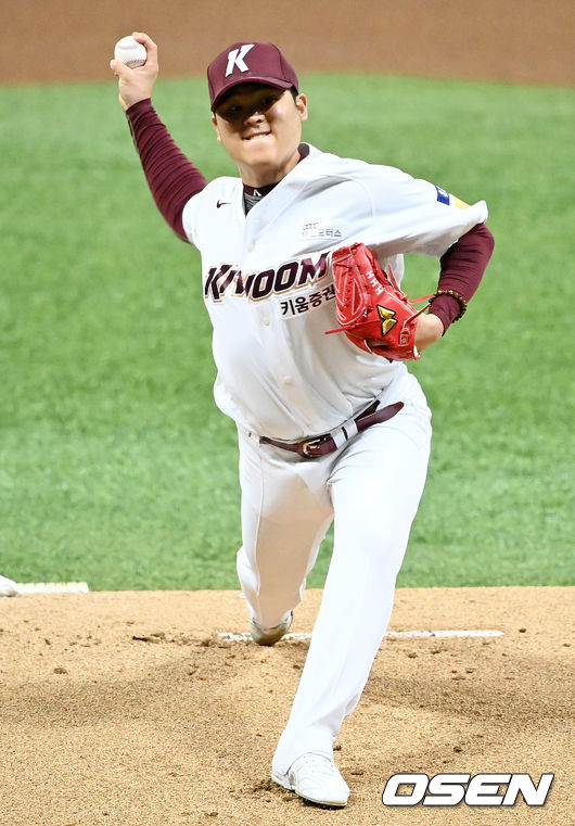 키움 선발 한현희가 힘차게 마운드 위에서 힘차게 공을 뿌리고 있다./ rumi@osen.co.kr