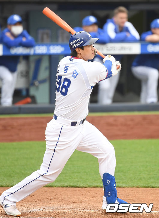 5일 오후 대구 삼성라이온즈파크에서 '2020 신한은행 SOL KBO리그' 개막전 삼성 라이온즈와 NC 다이노스의 경기가 열렸다.6회말 2사 1루 삼성 김동엽이 안타를 때려내고 있다. /youngrae@osen.co.kr