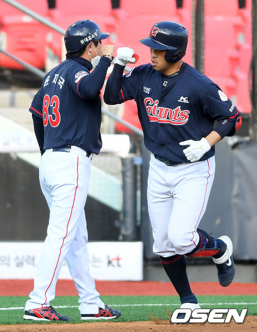 5일 오후 수원 KT위즈파크에서 ‘'2020 신한은행 SOL KBO 리그’ KT 위즈와 롯데 자이언츠의 경기가 열렸다. 8회초 무사 1루 상황에서 롯데 전준우가 투런포를 날리고 있다./ksl0919@osen.co.kr