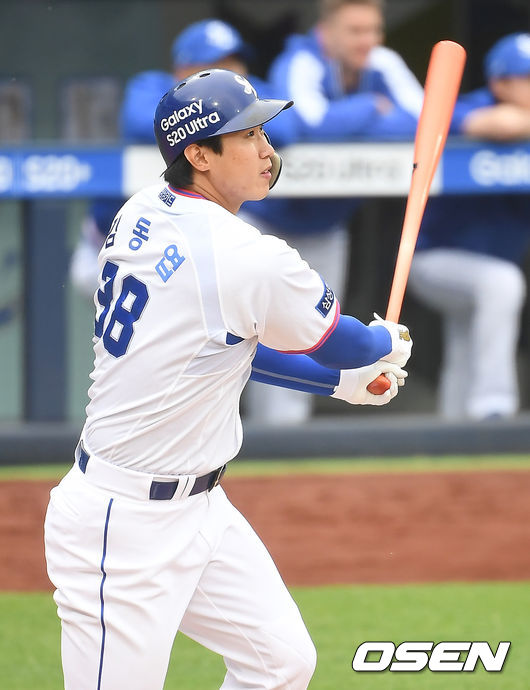 NC는 5일 대구삼성라이온즈파크에서 열린 삼성과의 정규 시즌 개막전에서 선발 드류 루친스키의 6이닝 무실점 쾌투와 나성범, 박석민, 모창민의 홈런에 힘입어 4-0으로 승리했다. 6회말 2사 1루 삼성 김동엽이 안타를 때려내고 있다. /youngrae@osen.co.kr