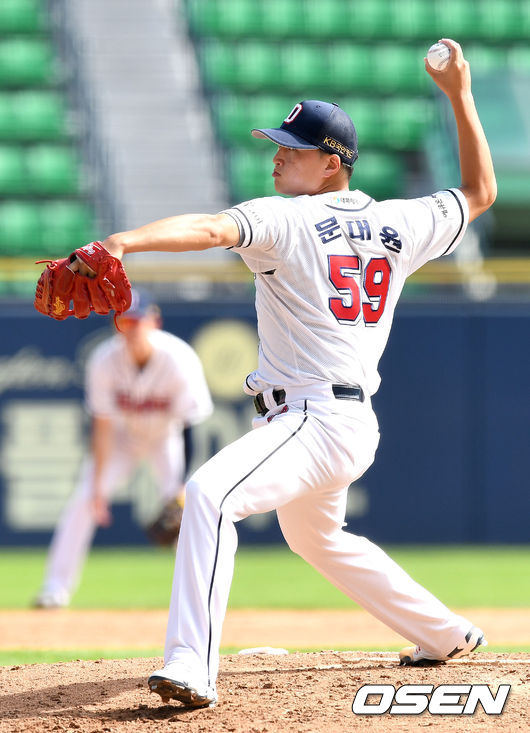 5회초 마운드에 오른 두산 투수 문대원이 힘차게 공을 뿌리고 있다. /dreamer@osen.co.kr