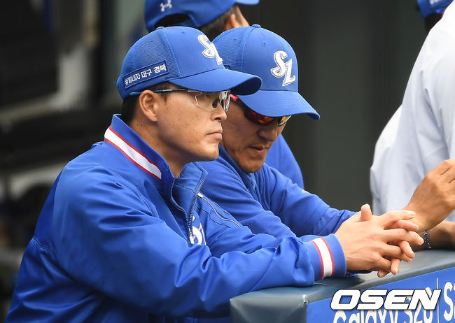 NC는 5일 대구삼성라이온즈파크에서 열린 삼성과의 정규 시즌 개막전에서 선발 드류 루친스키의 6이닝 무실점 쾌투와 나성범, 박석민, 모창민의 홈런에 힘입어 4-0으로 승리했다. 삼성 허삼영 감독이 경기를 지켜보고 있다. /youngrae@osen.co.kr