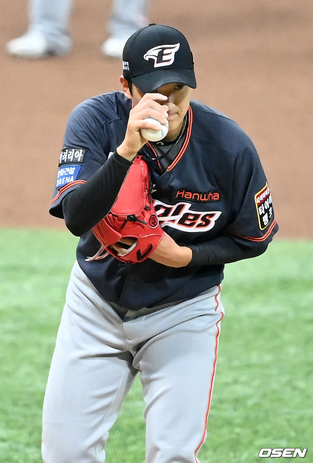 5회말 2사 주자 1,3루 키움 이정후에게 몸에 맞는 볼을 던진 한화 선발 김이환이 이정후에게 사과인사를 하고 있다./ rumi@osen.co.kr