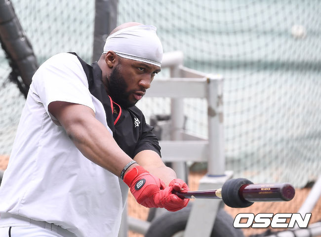 KT 로하스가 스윙 연습을 하고 있다. /youngrae@osen.co.kr