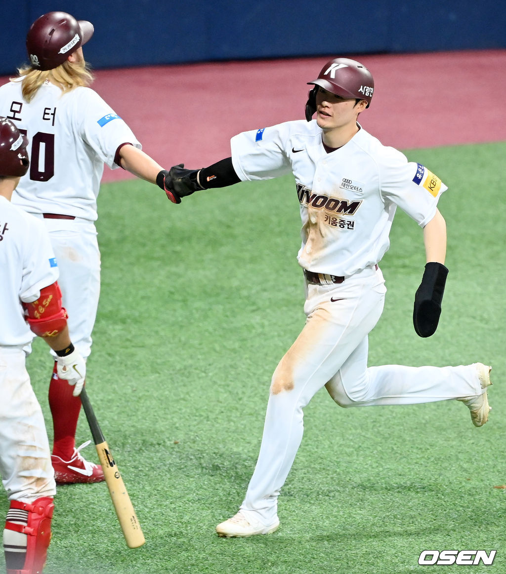 6회말 2사 주자 만루 키움 서건창 타석에서 한화 김범수의 폭투에 이어 포수 실책까지 겹치며 모터에 이어 임병욱이 홈을 밟은 후 서로 하이파이브를 하고 있다./ rumi@osen.co.kr