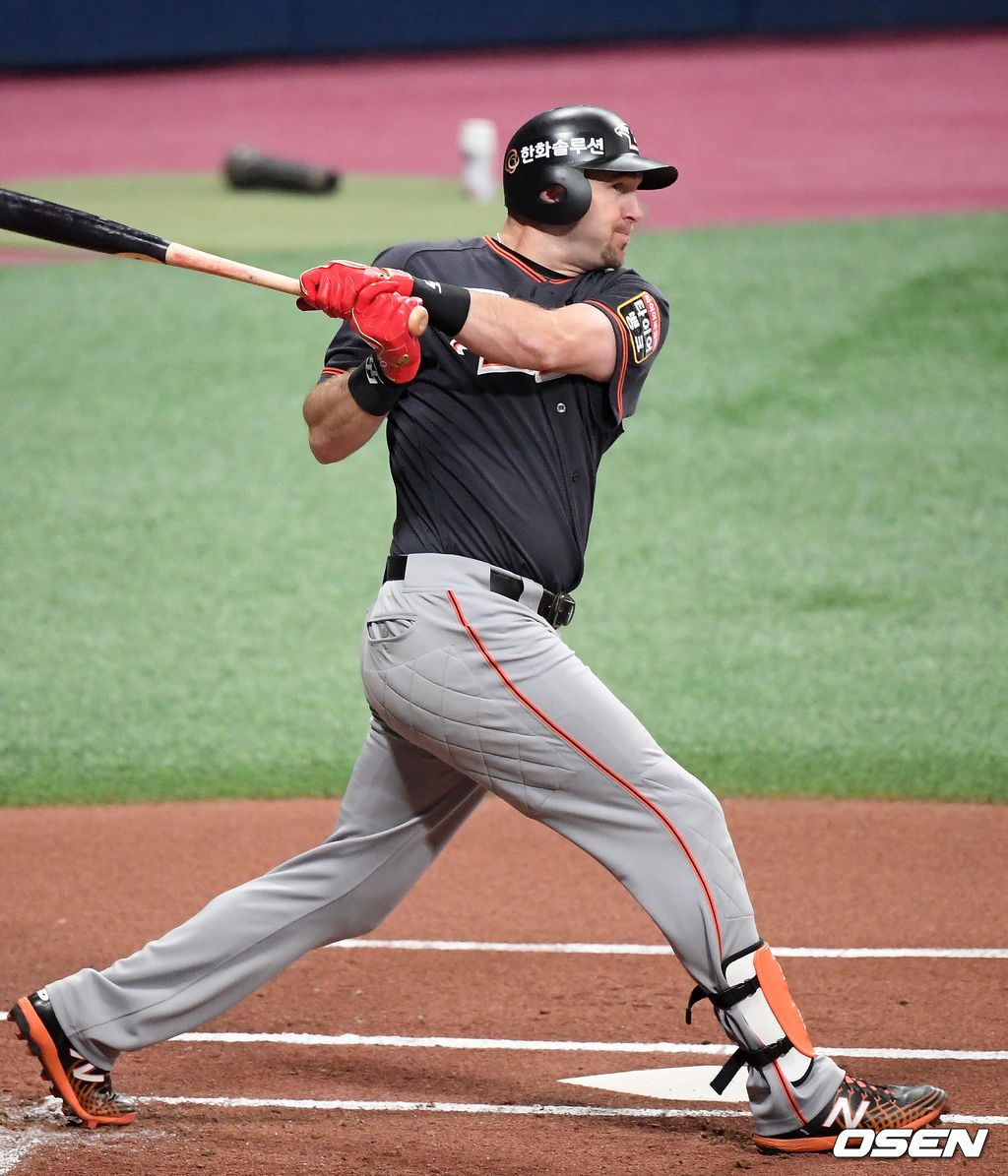 1회초 1사 주자 1루 한화 호잉이 우월 선취 투런홈런을 날리고 있다./ rumi@osen.co.kr
