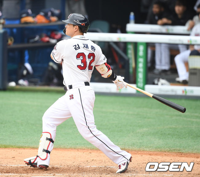 3회말 1사 만루 두산 김재환이 역전 만루 홈런을 때려내고 있다. /youngrae@osen.co.kr
