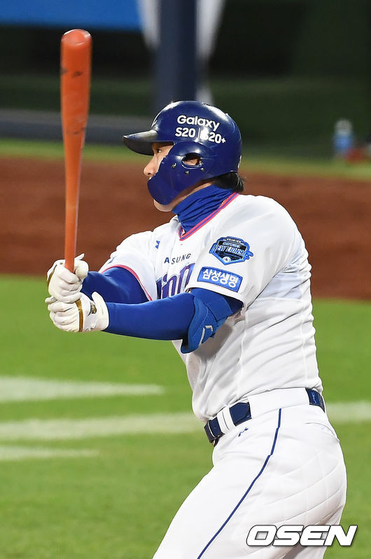 6일 오후 대구 삼성라이온즈파크에서 '2020 신한은행 SOL KBO리그' 삼성 라이온즈와 NC 다이노스의 경기가 열렸다.8회말 1사 삼성 김동엽이 솔로 홈런을 때려내고 있다. /youngrae@osen.co.kr