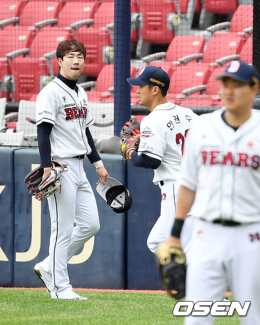 4회초 두산 박건우가 대수비 안권수와 교체되고 있다. /youngrae@osen.co.kr