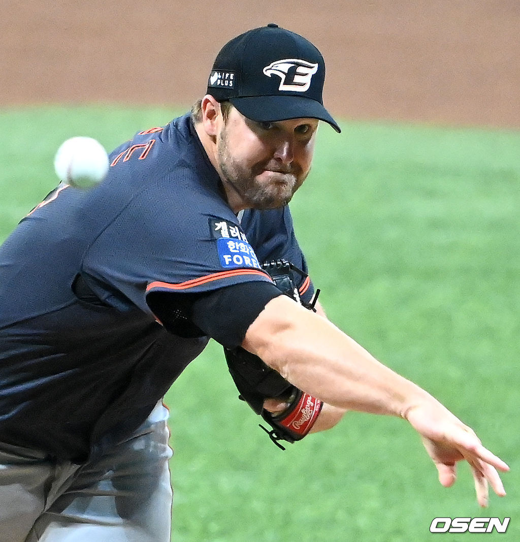 10일 오후 서울 고척스카이돔에서 ‘2020 신한은행 SOL KBO리그’ 키움 히어로즈와 한화 이글스의 경기가 열렸다.1회말 한화 선발투수 서폴드가 공을 뿌리고 있다. /cej@osen.co.kr