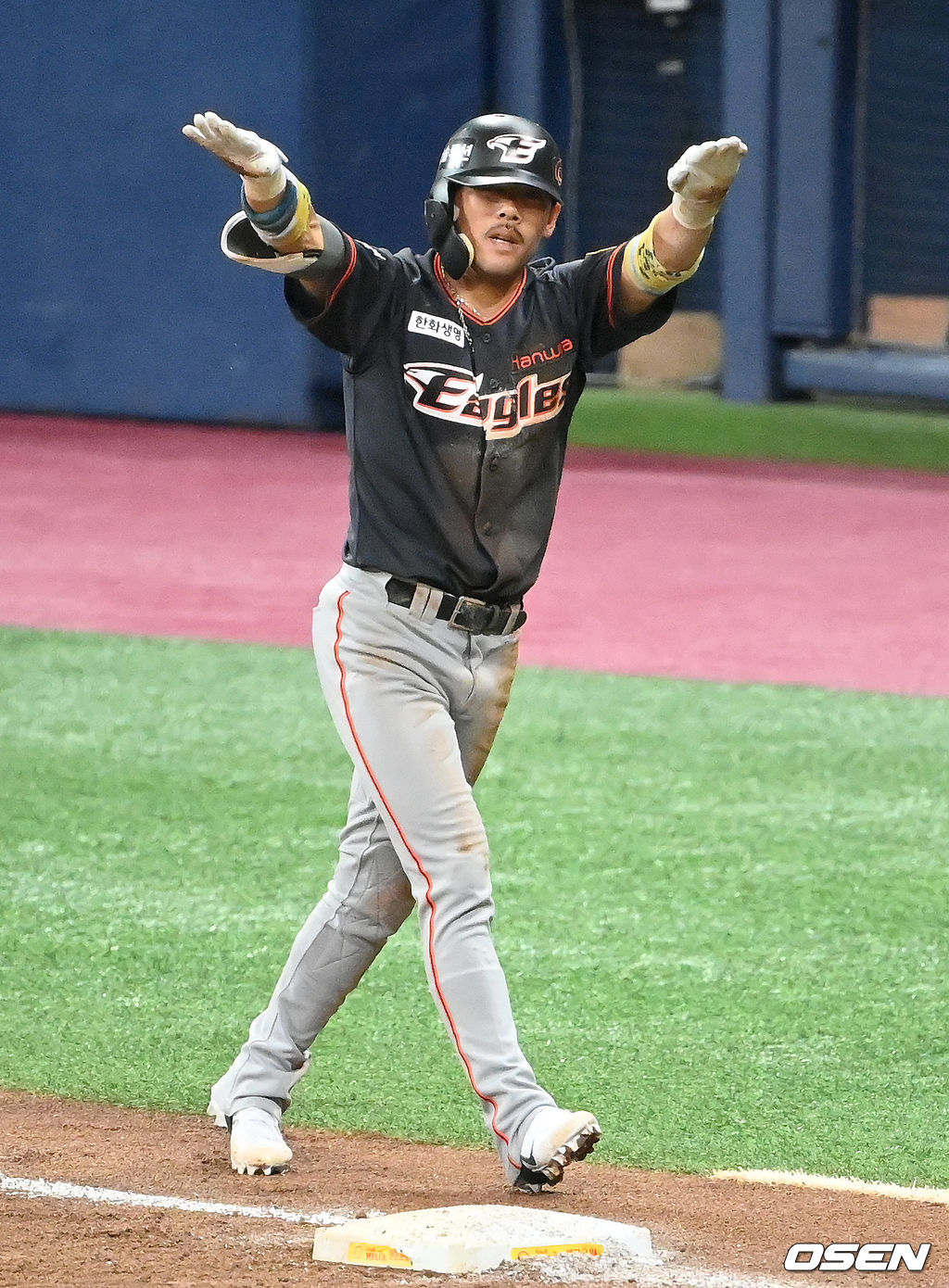 10일 오후 서울 고척스카이돔에서 ‘2020 신한은행 SOL KBO리그’ 키움 히어로즈와 한화 이글스의 경기가 열렸다.5회초 선두타자 이용규가 내야 안타를 때려낸 후 1루에서 키움 김태훈의 포스아웃 판정에 어필하고 있다. 한화 요청으로 비디오 판독을 요청, 결과는 세이프.  /cej@osen.co.kr