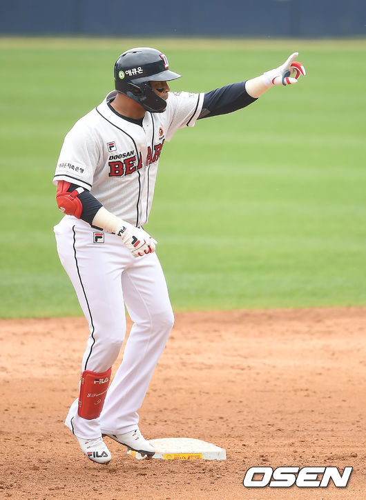 5회말 2사 1루 두산 페르난데스가 적시 2루타를 때린 뒤 세레머니를 하고 있다. /youngrae@osen.co.kr