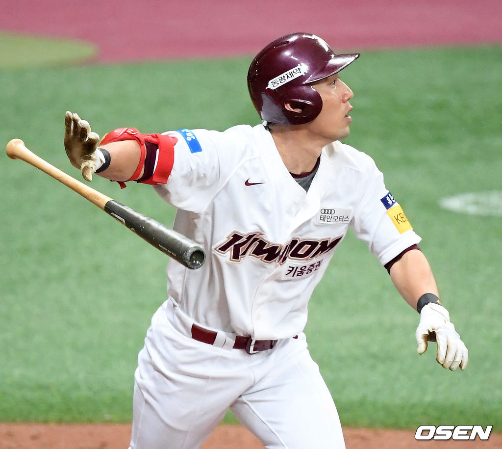 7회말 무사 주자 1,3루 키움 서건창이 중견수 희생플라이로 역전 1타점을 올리고 있다./ rumi@osen.co.kr