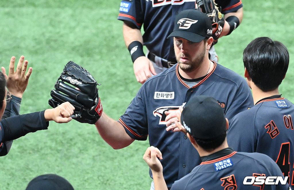 10일 오후 서울 고척스카이돔에서 ‘2020 신한은행 SOL KBO리그’ 키움 히어로즈와 한화 이글스의 경기가 열렸다.4회말 무실점으로 이닝을 마친 한화 서폴드가 더그아웃에서 환영을 받고 있다. /cej@osen.co.kr