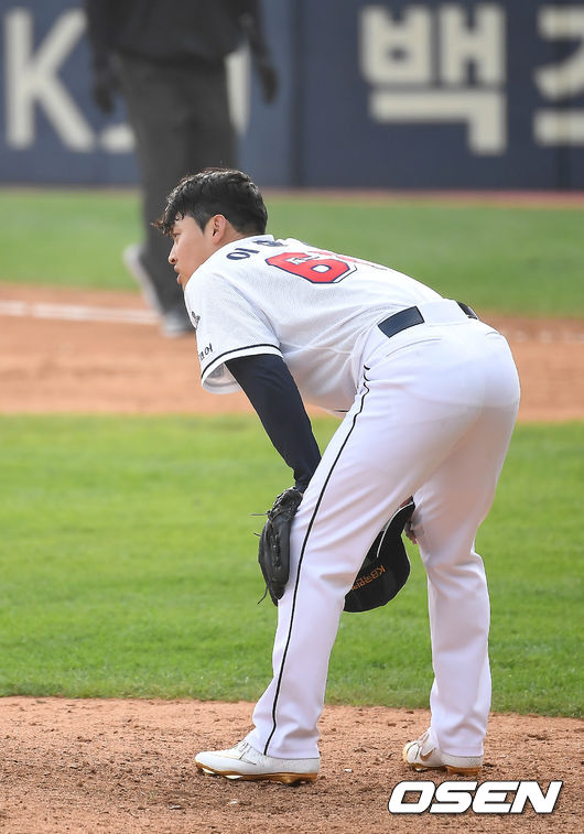 10일 오후 서울 잠실야구장에서 '2020 신한은행 SOL KBO리그' 두산 베어스와 KT 위즈의 경기가 열렸다.9회초 2사 두산 이형범이 KT 황재균에게 동점 솔로 홈런을 허용한 뒤 아쉬워하고 있다. /youngrae@osen.co.kr