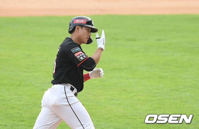 10일 오후 서울 잠실야구장에서 '2020 신한은행 SOL KBO리그' 두산 베어스와 KT 위즈의 경기가 열렸다.9회초 2사 KT 황재균이 동점 솔로 홈런을 때린 뒤 세레머니를 하고 있다. /youngrae@osen.co.kr