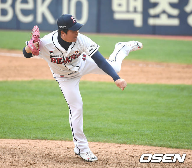 10일 오후 서울 잠실야구장에서 '2020 신한은행 SOL KBO리그' 두산 베어스와 KT 위즈의 경기가 열렸다.연장 11회초 두산 이현승이 역투하고 있다. /youngrae@osen.co.kr