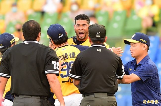 [사진] 심판의 퇴장 명령에 흥분한 로저스. / 대만 자유시보 홈페이지