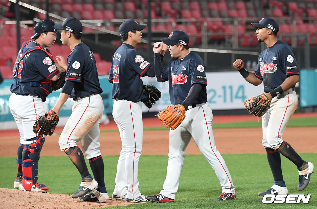 경기를 마치고 마운드 근처에서 롯데 선수들이 하이파이브를 하고 있다. /rumi@osen.co.kr