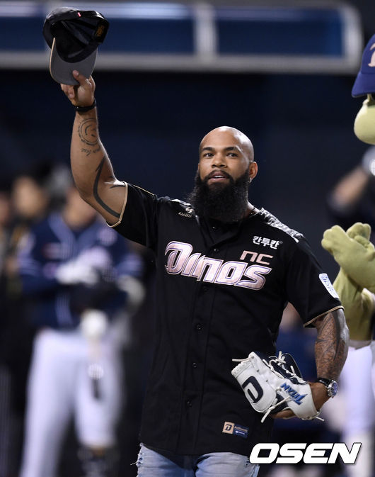 테임즈가 시구를 마치고 관중석을 향해 인사를 하고 있다. /sunday@osen.co.kr