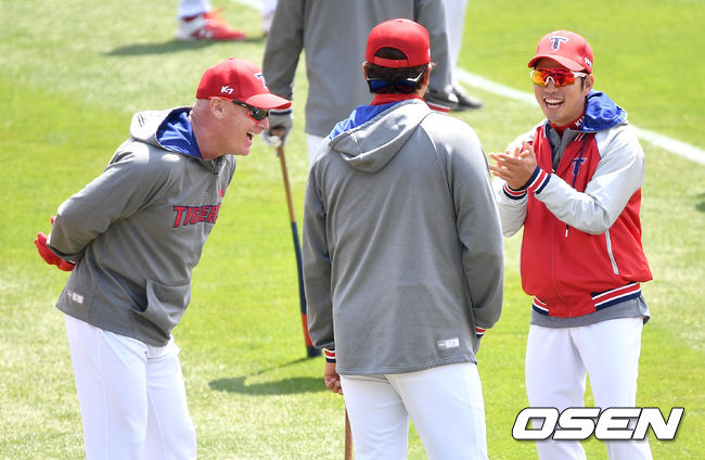 KIA 윌리엄스 감독과 최희섭 코치, 통역 구기환 씨(왼쪽부터)가 대화를 나누며 미소짓고 있다. / dreamer@osen.co.kr