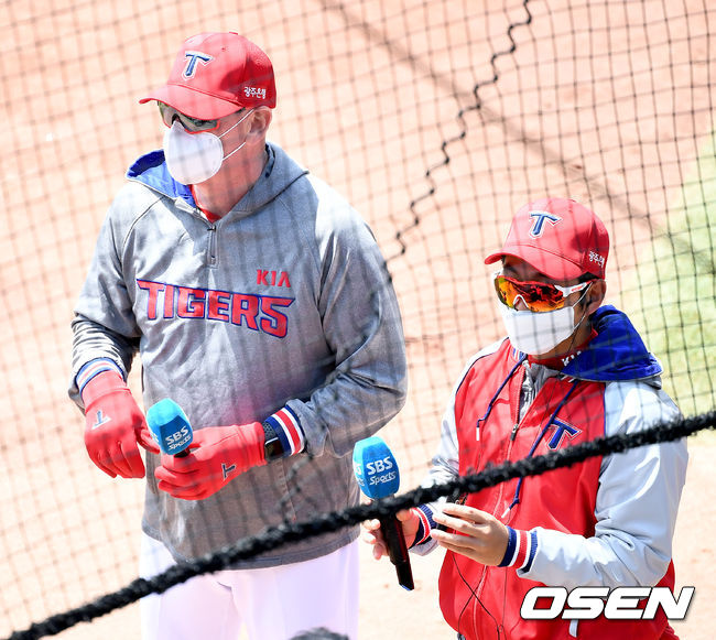 KIA 윌리엄스 감독이 마스크를 착용하고 인터뷰를 준비하고 있다. / dreamer@osen.co.kr