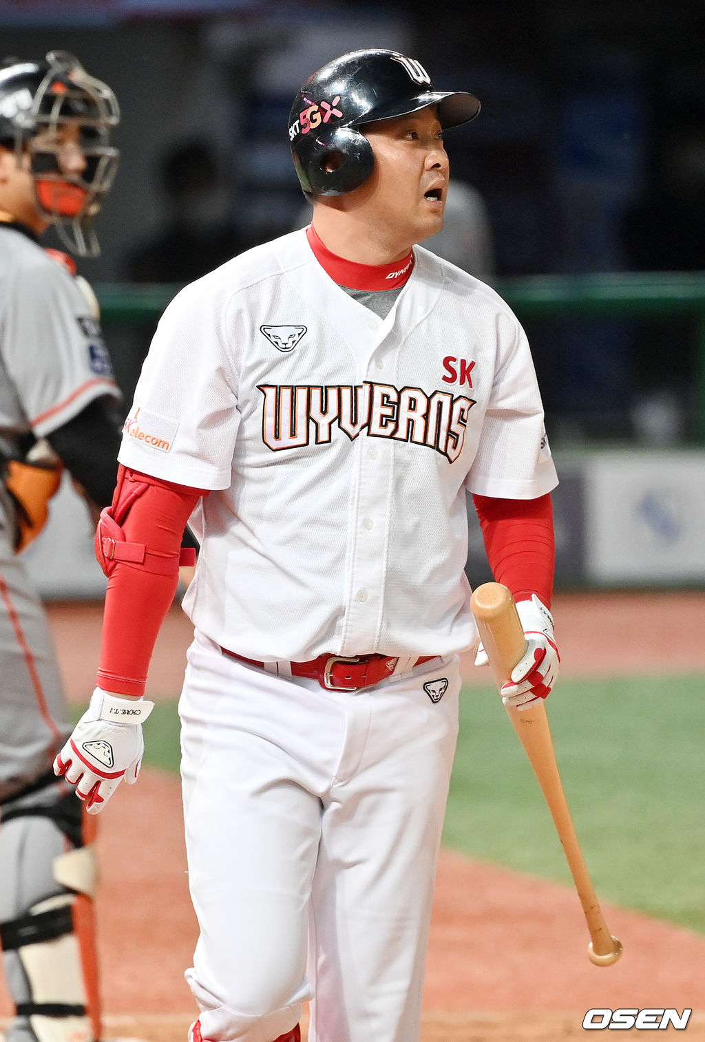 7일 오후 인천 SK행복드림구장에서 ‘2020 신한은행 SOL KBO리그’ SK 와이번스와 한화 이글스의 경기가 열렸다. 5회말 2사 주자 1,3루 SK 채태인이 타석에서 삼진아웃을 당한 후 아쉬워하고 있다./ rumi@osen.co.kr