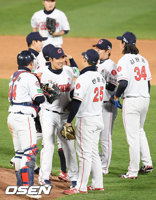  이 날 경기에서 롯데는 11-3으로 역전승을 거뒀다.경기를 마치고 롯데 선수들이 마운드 위에서 승리의 기쁨을 나누고 있다. /rumi@osen.co.kr