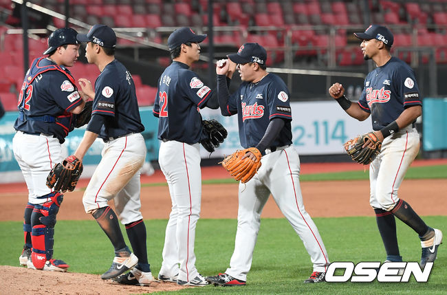 경기를 마치고 마운드 근처에서 롯데 선수들이 하이파이브를 하고 있다. /rumi@osen.co.kr