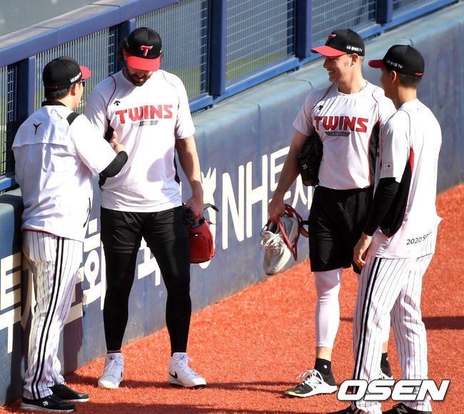 경기를 앞두고 LG 윌슨과 켈리가 스태프와 인사를 나누고 있다. / dreamer@osen.co.kr