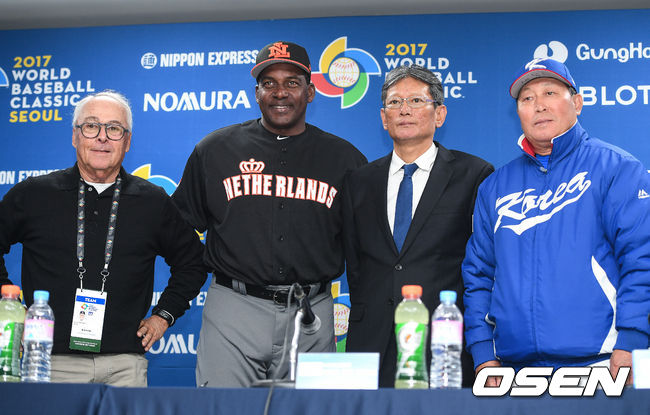 2017년 서울 고척스카이돔에서 진행된 WBC(월드베이스볼클래식) A조 4개국 감독 공식 기자회견에서 4개국 감독들이 포즈를 취하고 있다 ./ soul1014@osen.co.kr