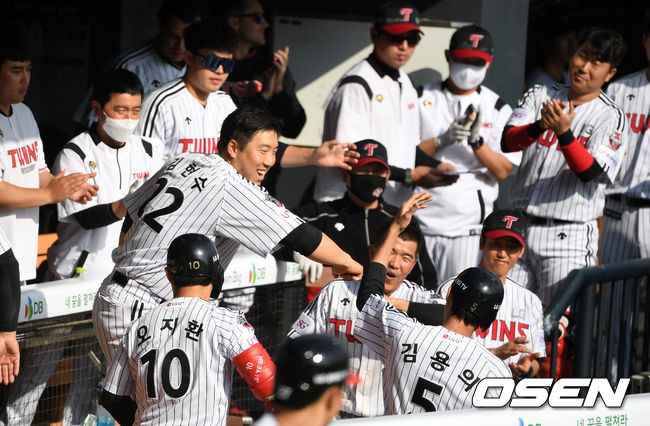 5일 오후 서울 잠실야구장에서 ‘2020 신한은행 SOL KBO 리그’ 두산 베어스와 LG 트윈스의 개막전 경기가 열렸다.8회말 2사 만루에서 LG 3루주자 김용의가 두산 채지선의 폭투를 틈타 득점에 성공하고 더그아웃에서 동료들의 축하를 받고 있다. /sunday@osen.co.kr