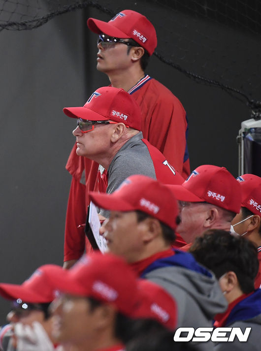 KIA 윌리엄스 감독이 경기를 지켜보고 있다. /youngrae@osen.co.kr