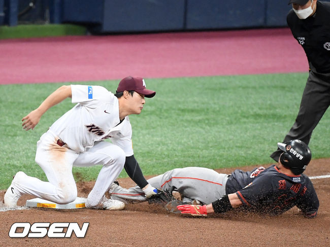 7회초 무사 주자 2루 한화 김회성의 3루수 앞 번트때 키움 유격수 김하성이 한화 최재훈을 태그아웃 시키고 있다./ rumi@osen.co.kr
