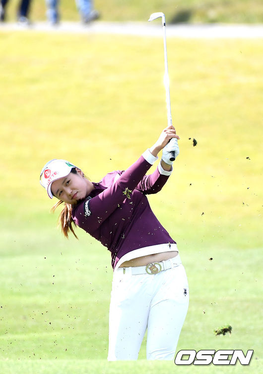 최혜진이 1번홀 어프로치샷을 날리고 있다. /dreamer@osen.co.kr