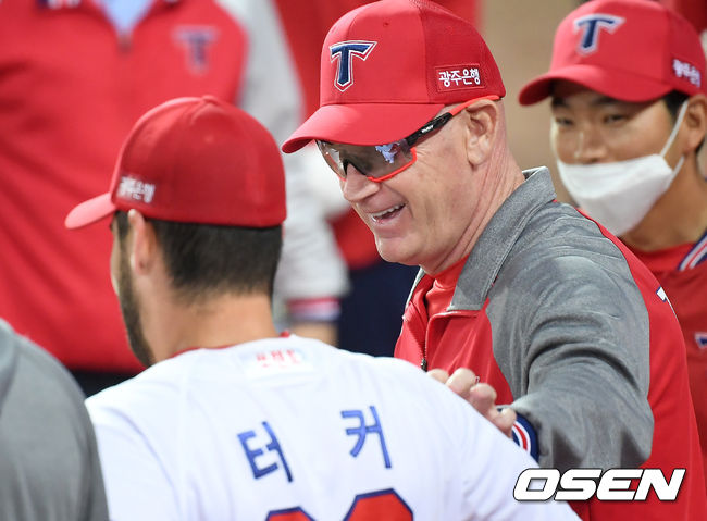 첫 승을 거둔 KIA 윌리엄스 감독이 터커와 이야기를 나누고 있다. /youngrae@osen.co.kr