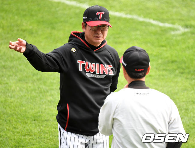 경기를 앞두고 LG 류중일 감독과 유지현 수석코치가 대화를 나누고 있다. / dreamer@osen.co.kr