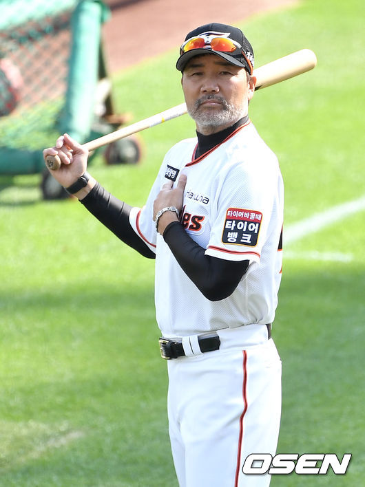 경기를 앞두고 한화 한용덕 감독이 그라운드를 바라보고 있다. / dreamer@osen.co.kr