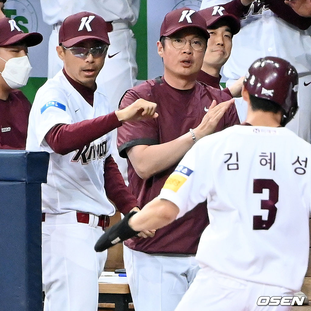키움 서건창의 역전 1타점 희생 플라이 때 홈인한 김혜성이 손혁 감독의 환영을 받고 있다. /cej@osen.co.kr