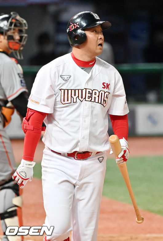 7일 오후 인천 SK행복드림구장에서 ‘2020 신한은행 SOL KBO리그’ SK 와이번스와 한화 이글스의 경기가 열렸다. 5회말 2사 주자 1,3루 SK 채태인이 타석에서 삼진아웃을 당한 후 아쉬워하고 있다./ rumi@osen.co.kr