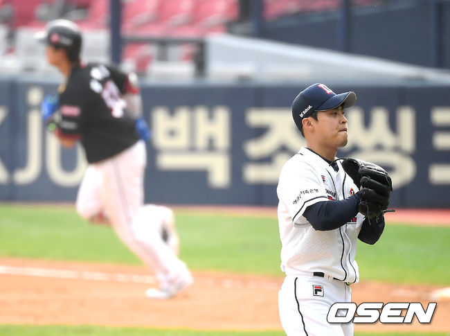 10일 오후 서울 잠실야구장에서 '2020 신한은행 SOL KBO리그' 두산 베어스와 KT 위즈의 경기가 열렸다.9회초 무사 두산 이형범이 KT 강백호에게 솔로 홈런을 허용한 뒤 아쉬워하고  있다. /youngrae@osen.co.kr