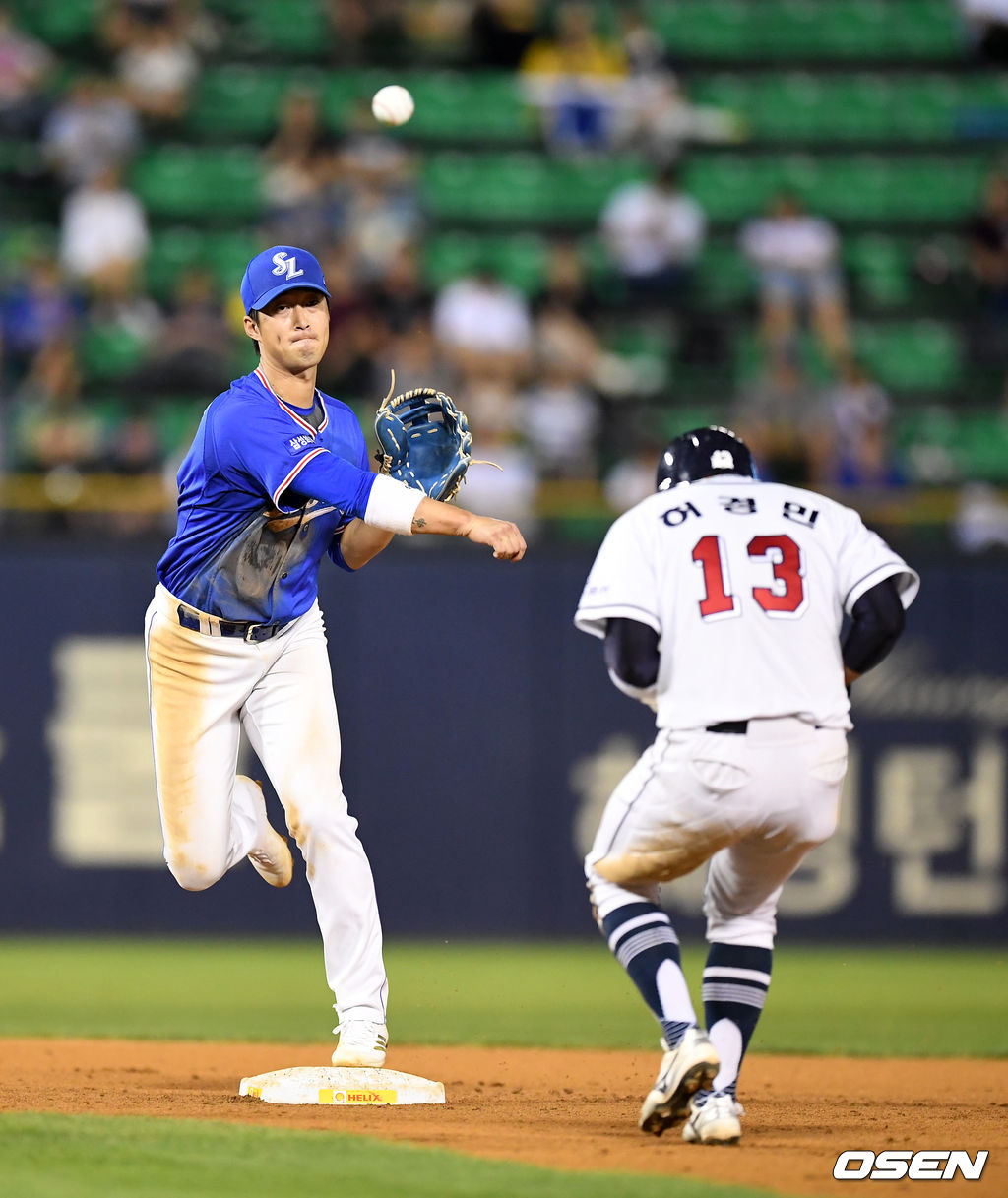 삼성 이학주가 1루로 송구하고 있다. /jpnews@osen.co.kr