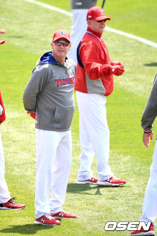 KIA 윌리엄스 감독이 이글스파크를 바라보고 있다. / dreamer@osen.co.kr