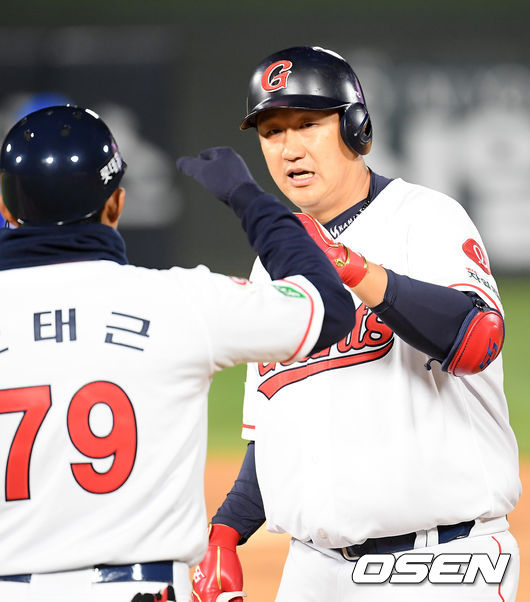  5회말 2사 주자 1,3루 롯데 이대호가 좌중간 1타점 적시타를 날린 후 1루에서 하이파이브를 하고 있다. / rumi@osen.co.kr