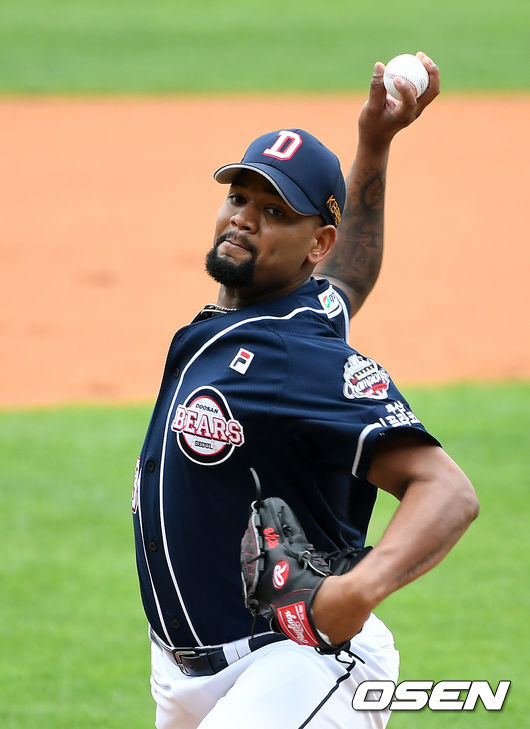 5일 오후 서울 잠실야구장에서 ‘2020 신한은행 SOL KBO 리그’ 두산 베어스와 LG 트윈스의 개막전 경기가 열렸다.1회말 무사에서 두산 선발투수 알칸타라가 역투하고 있다. /sunday@osen.co.kr